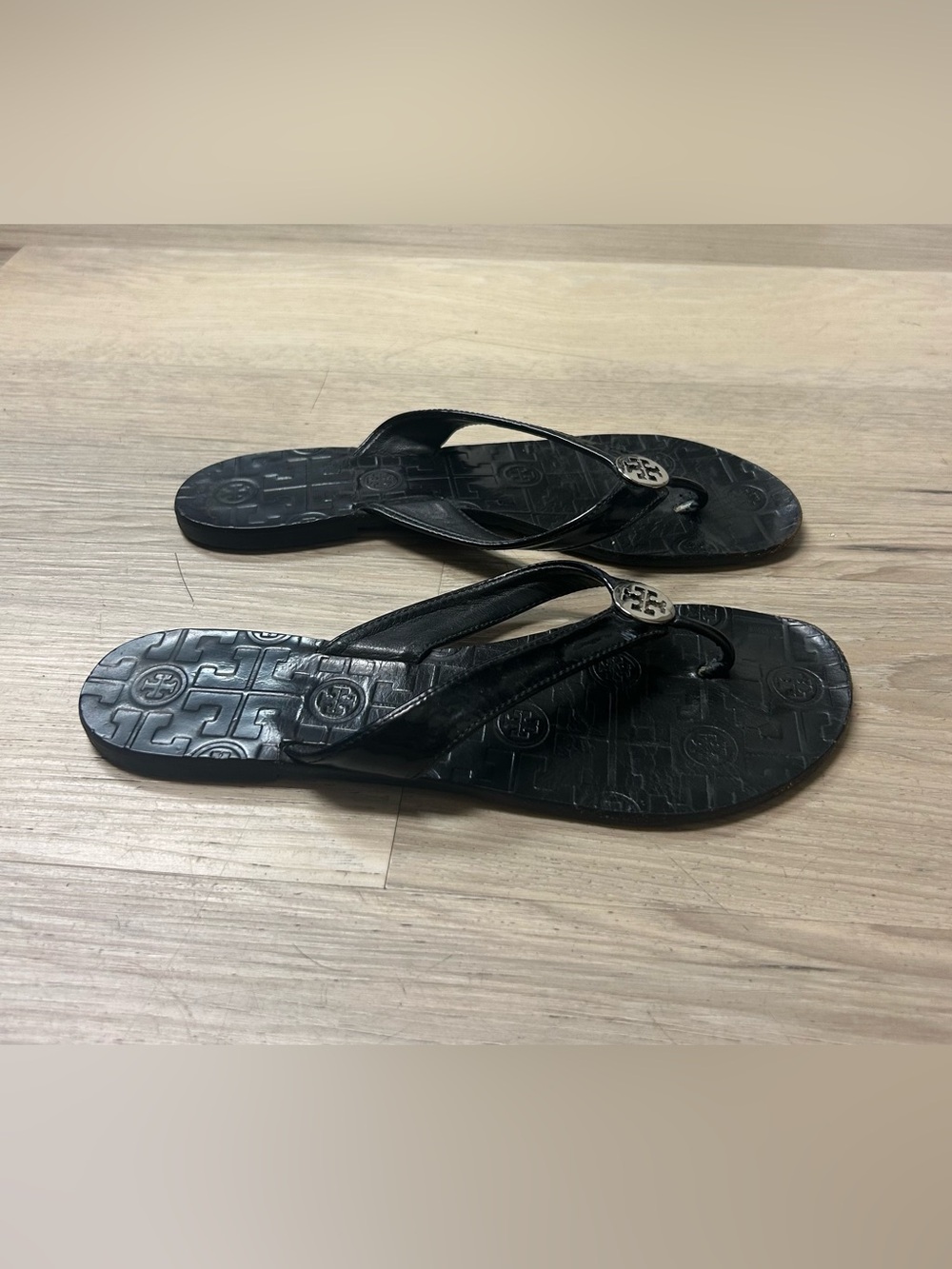 Tory Burch Thora Thong Sandals Black Strap Leather Size 9M Logo Flip Flops Beach - Picture 8 of 9